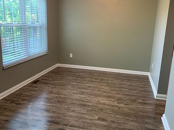 4th image of 10 Applewood Dr