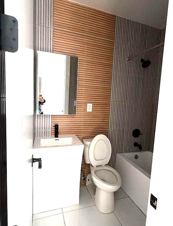 2nd image of 1954 Powell Ave #3