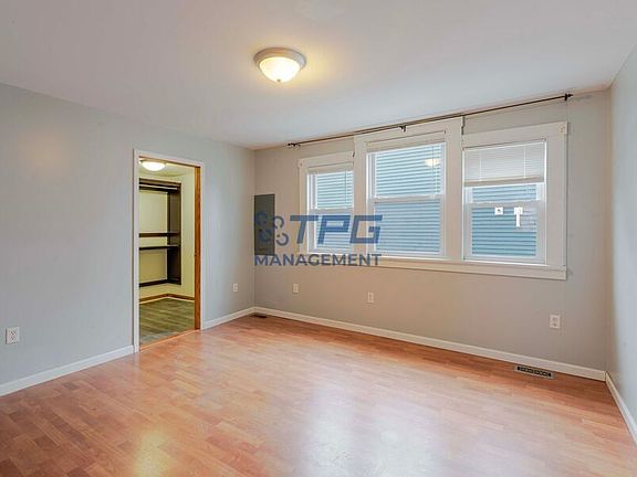 4th image of 32 Barberie Ave