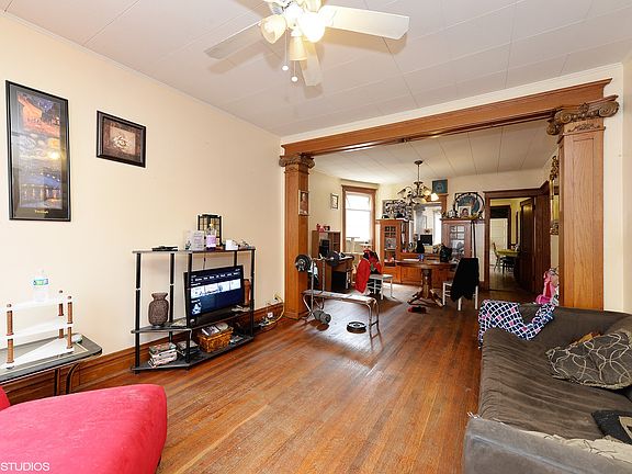 4th image of 2118 N Avers Ave