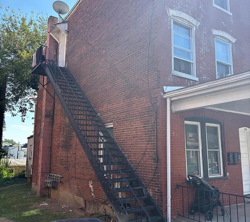 2nd image of 260 E Chestnut St