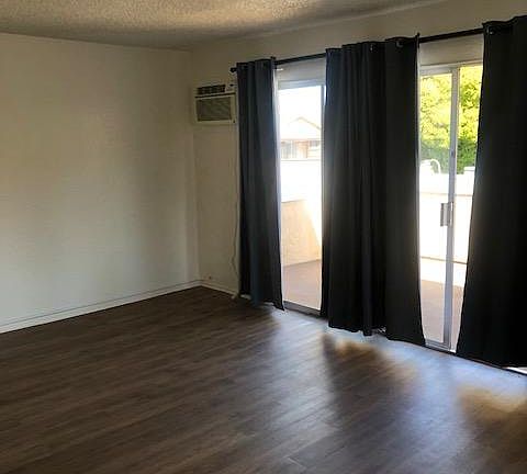 2nd image of 905B Lombard Dr #905B