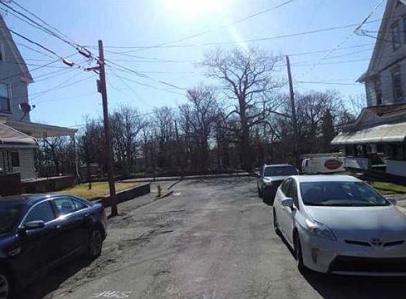 2nd image of 411 W Oak St