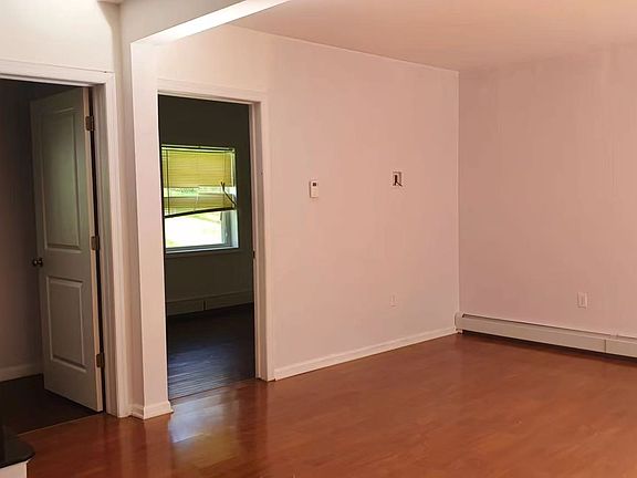 4th image of 412 Willowbrook Rd