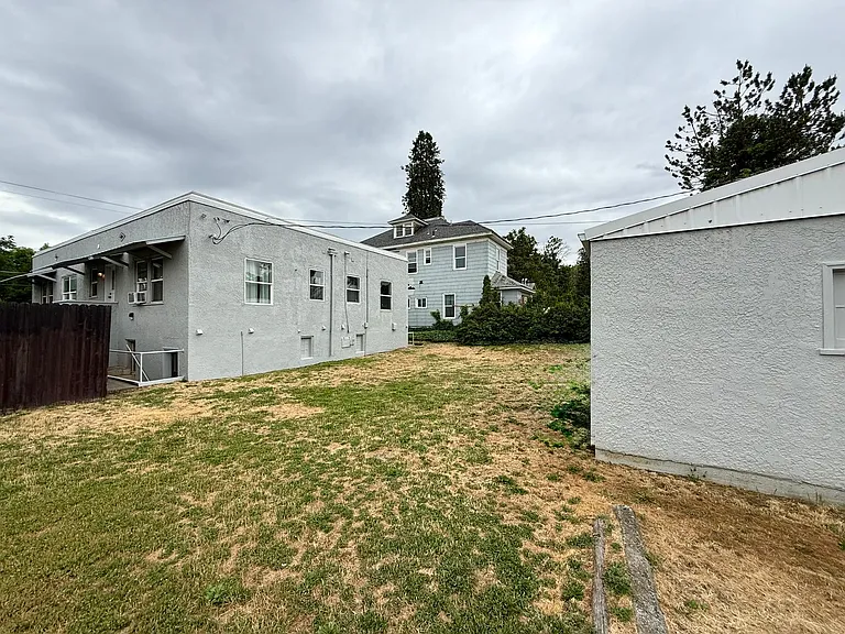 208 5th St — Photo 15