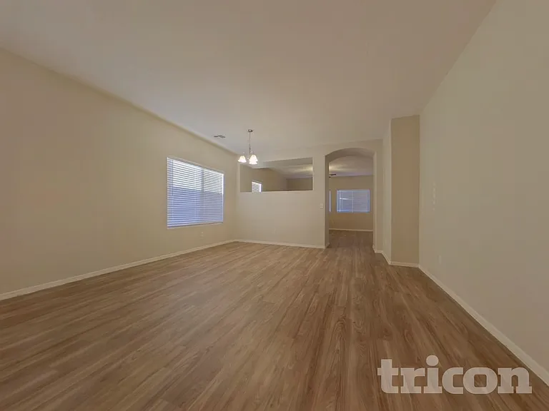 506 S 124th Ave — Photo 3