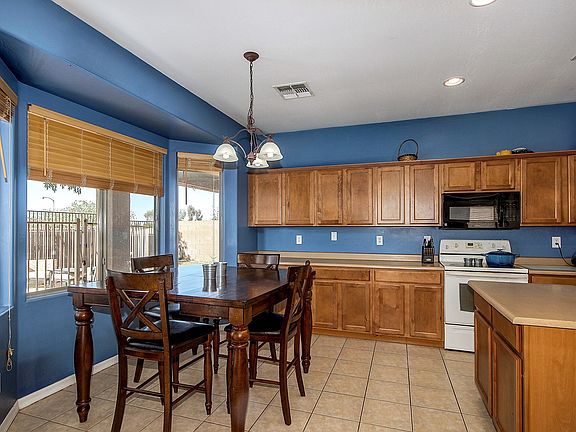 4th image of 17438 W Crocus Dr