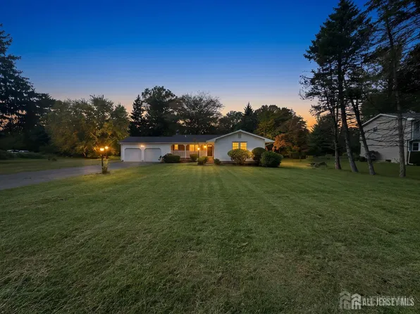 28 Rockleigh Dr, Ewing, NJ 08628