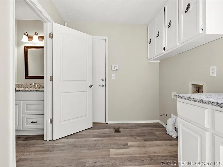 8610 Meadowood Cir — Photo 9