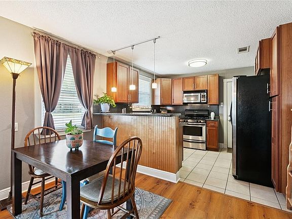 5th image of 301 Rural St