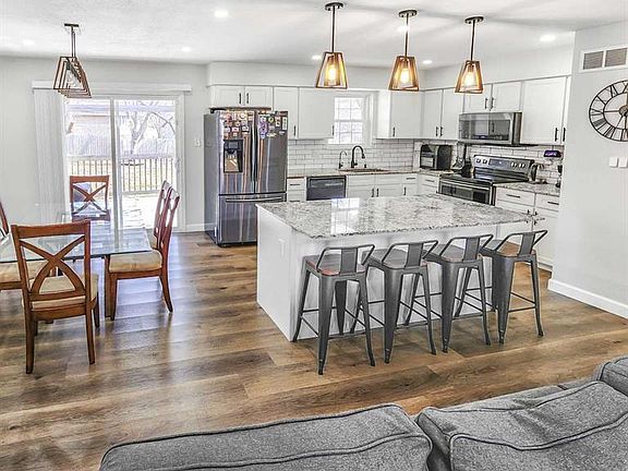 3rd image of 207 Millpond Ln