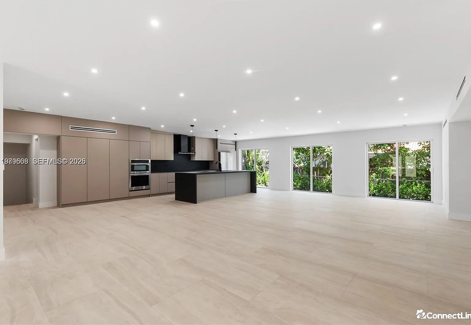 4 bed, 3.0 bath, $8,000 — Photo 1