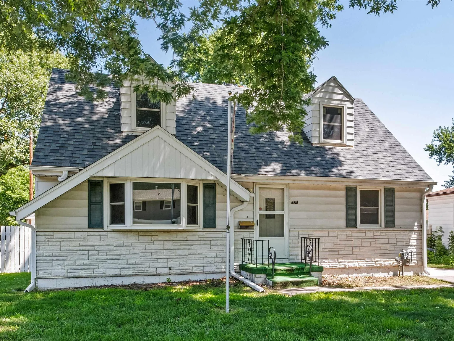 6 bed, 2000 sqft, $2,500 — Photo 1