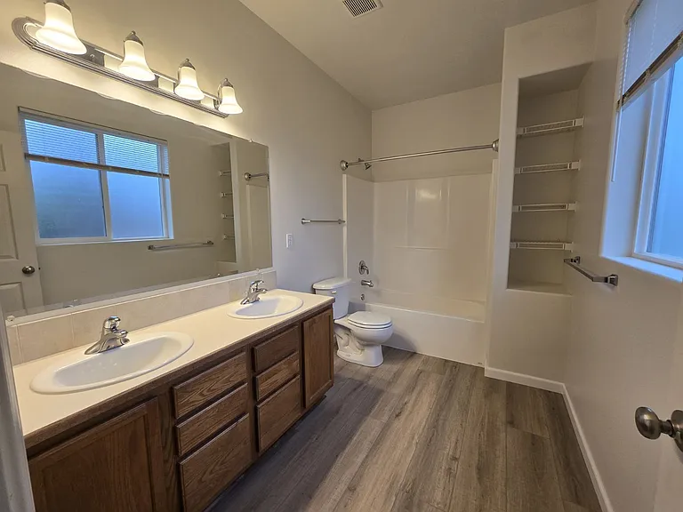 660 Callahan Dr — Photo 25