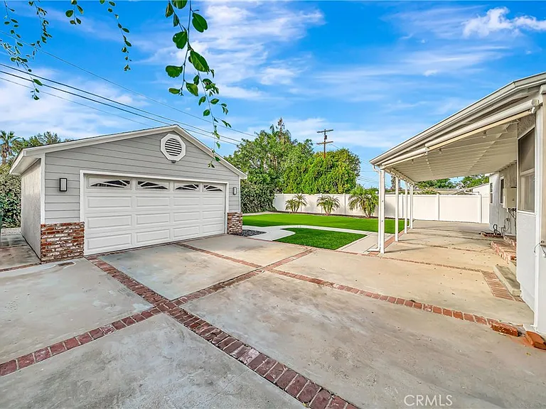 22907 Leonora Dr — Photo 41