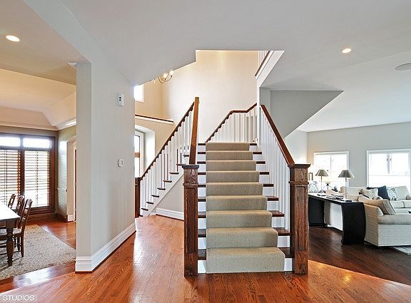 2nd image of 9S330 Skylane Dr