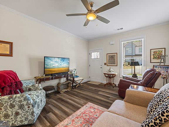 3rd image of 124 Magnolia Pl