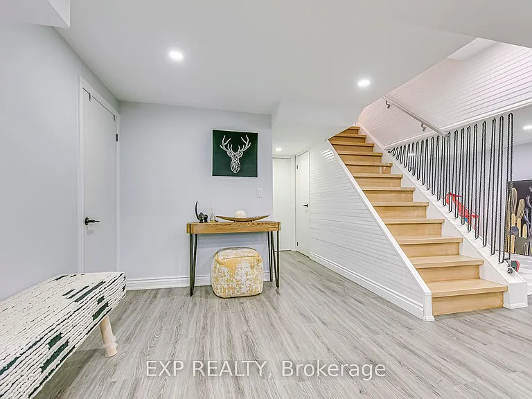 322 Mary St — Photo 39