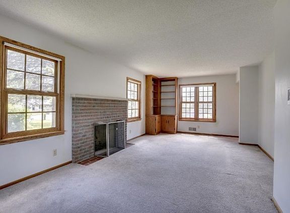 4th image of 1725 Eldridge Ave W