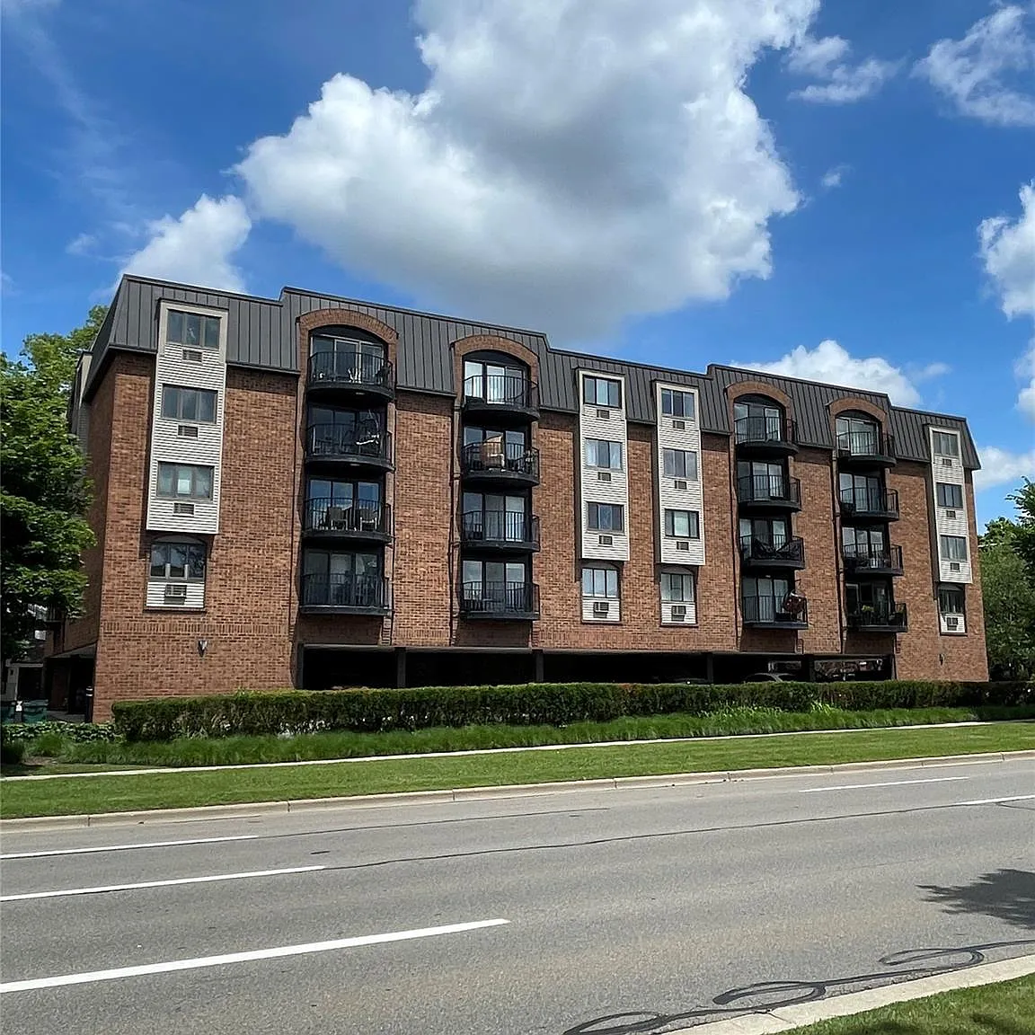 1 bed, 1.0 bath, 693 sqft, $1,600 — Photo 1