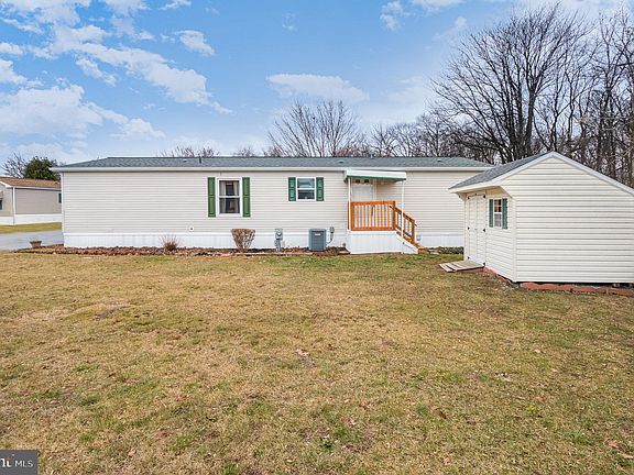 4th image of 11 Carol Ann Dr