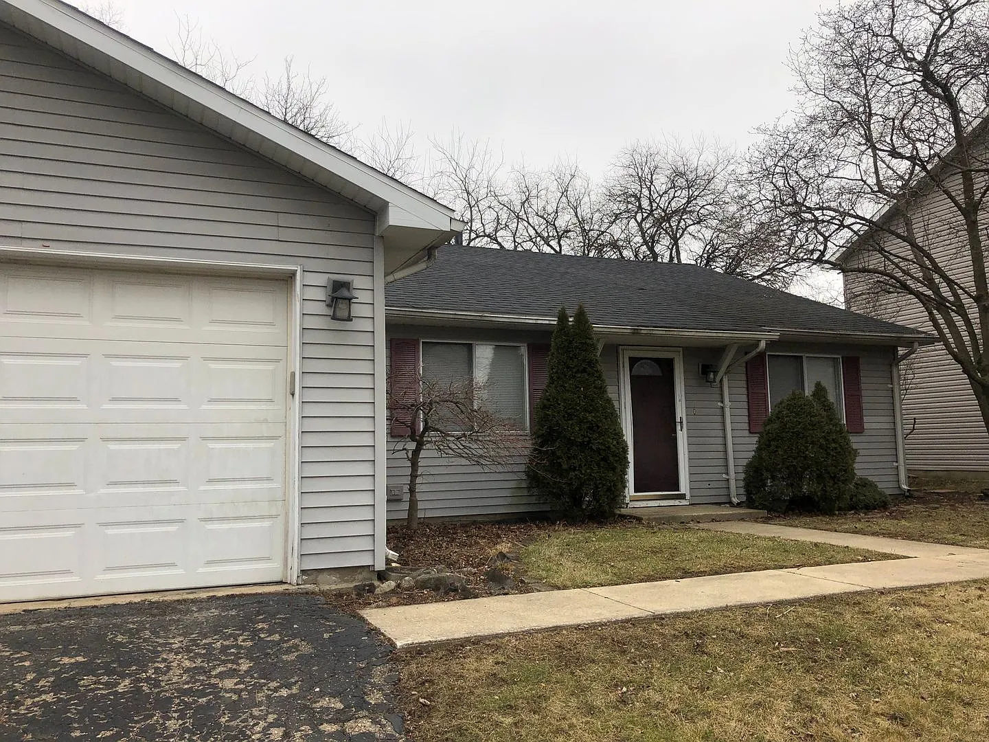 Freshly Painted 3 bedroom House in Bolingbrook! — Photo 2