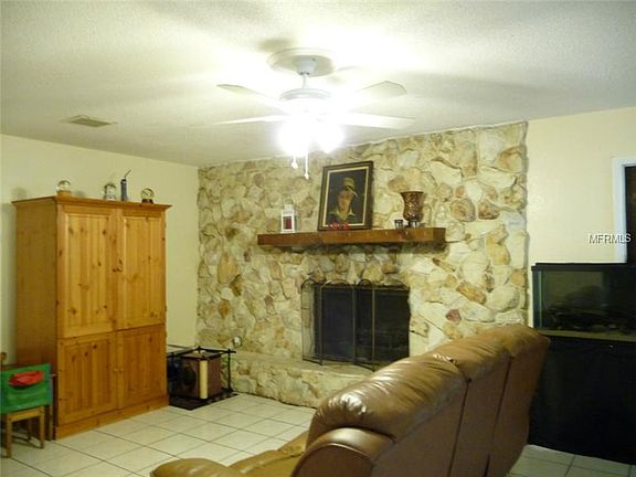 3rd image of 162 Oak Sq S