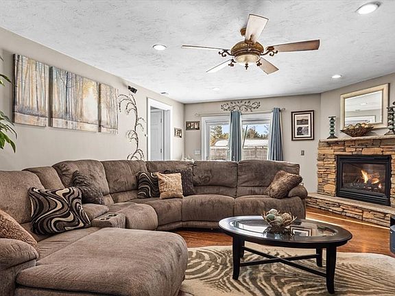 3rd image of 67 Jeannine Rd