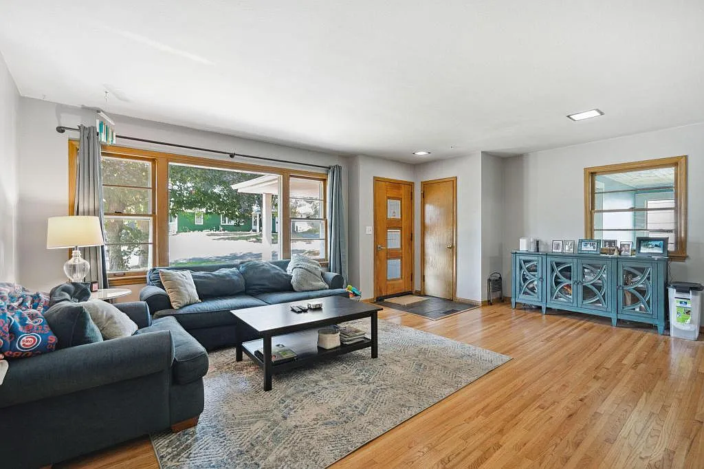 3 bed, 1750 sqft, $2,750 — Photo 2
