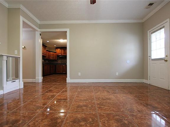 3rd image of 818 Springlake Rd
