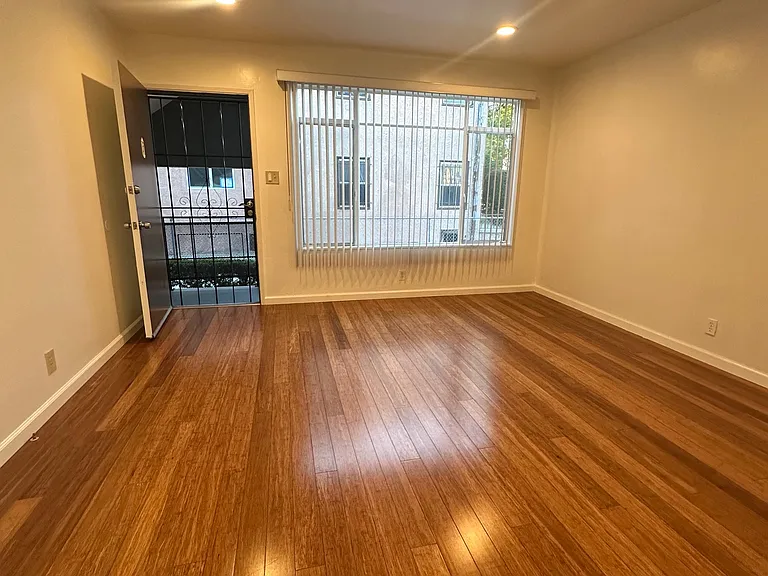 2320 W 24th St #1 — Photo 6