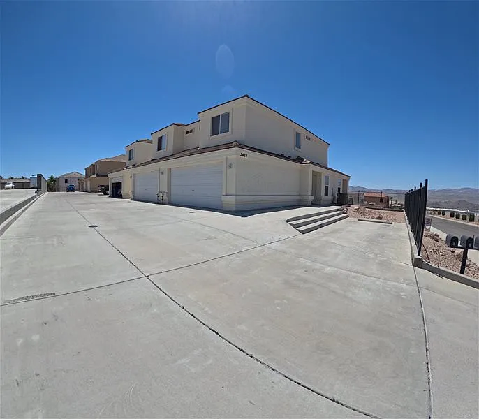 2 bed, 3.0 bath, 1300 sqft, $1,350 — Photo 2