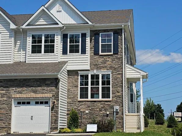 625 Fountain View Cir, Allentown, PA 18104