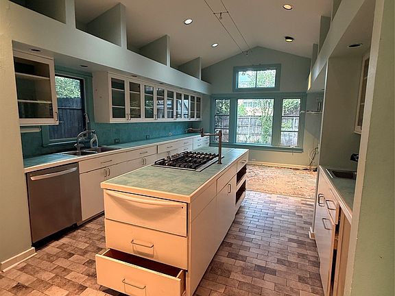 3rd image of 3918A Bowser Ave