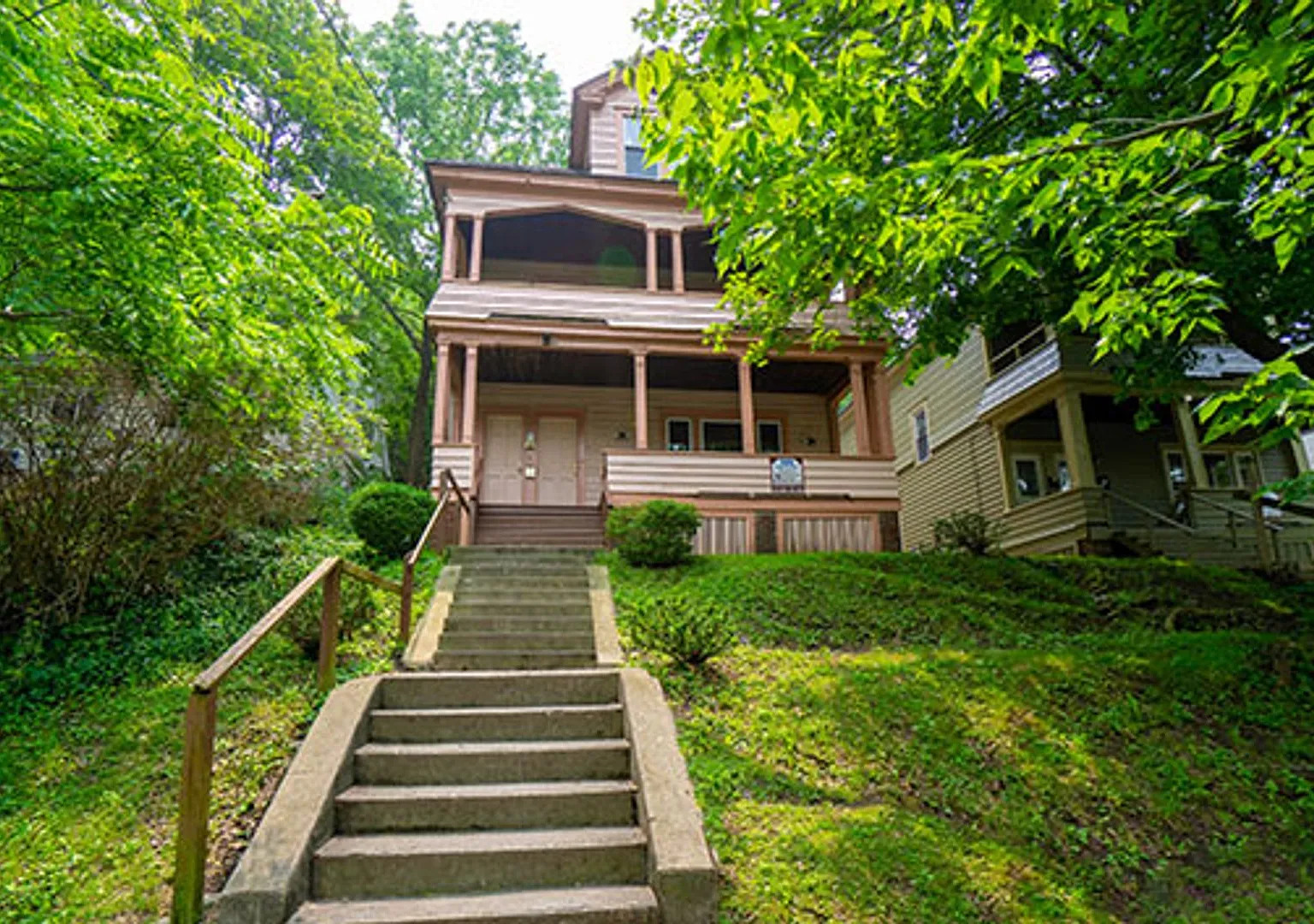 722 Euclid Avenue - Available 8/1/27 -Spacious Duplex Close To Campus — Photo 1
