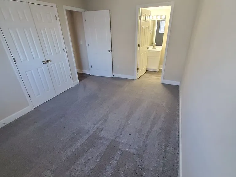 Saratoga Apartments - STA — Photo 14