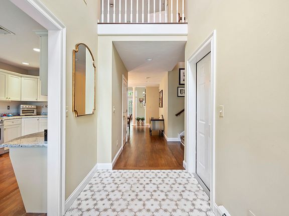 5th image of 18 Whiting Ln #18