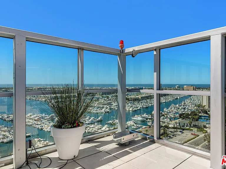 13700 Marina Pointe Dr #1626 — Photo 22