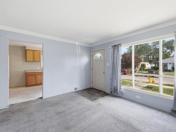 3rd image of 29632 Hazelwood St