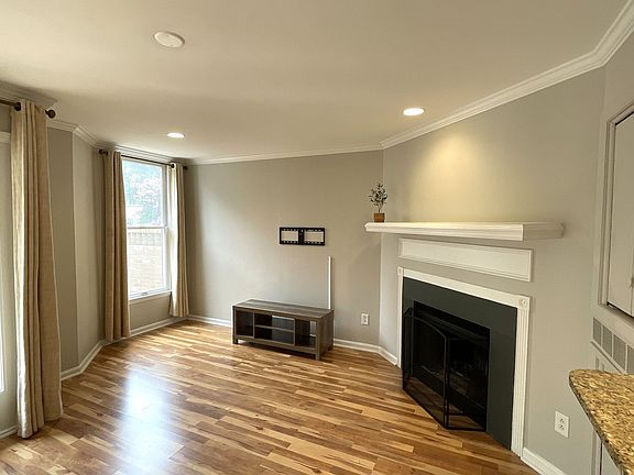 3rd image of 300 S Cedar St Unit 3