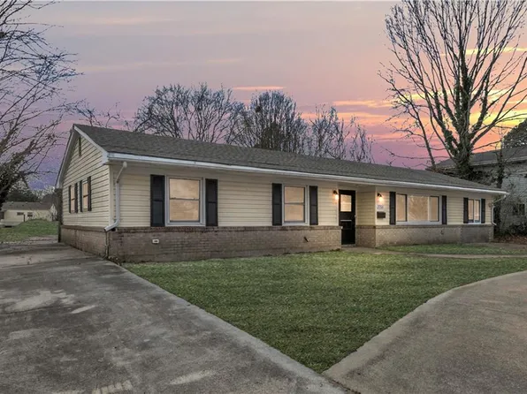 3753 S Plaza Trl, Virginia Beach, VA 23452