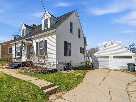 2nd image of 132 38th St NE