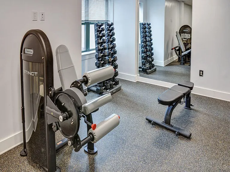 25296_09_hdp_parksquarewest_int_fit2