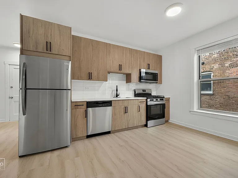 2139 W Lunt — Photo 4