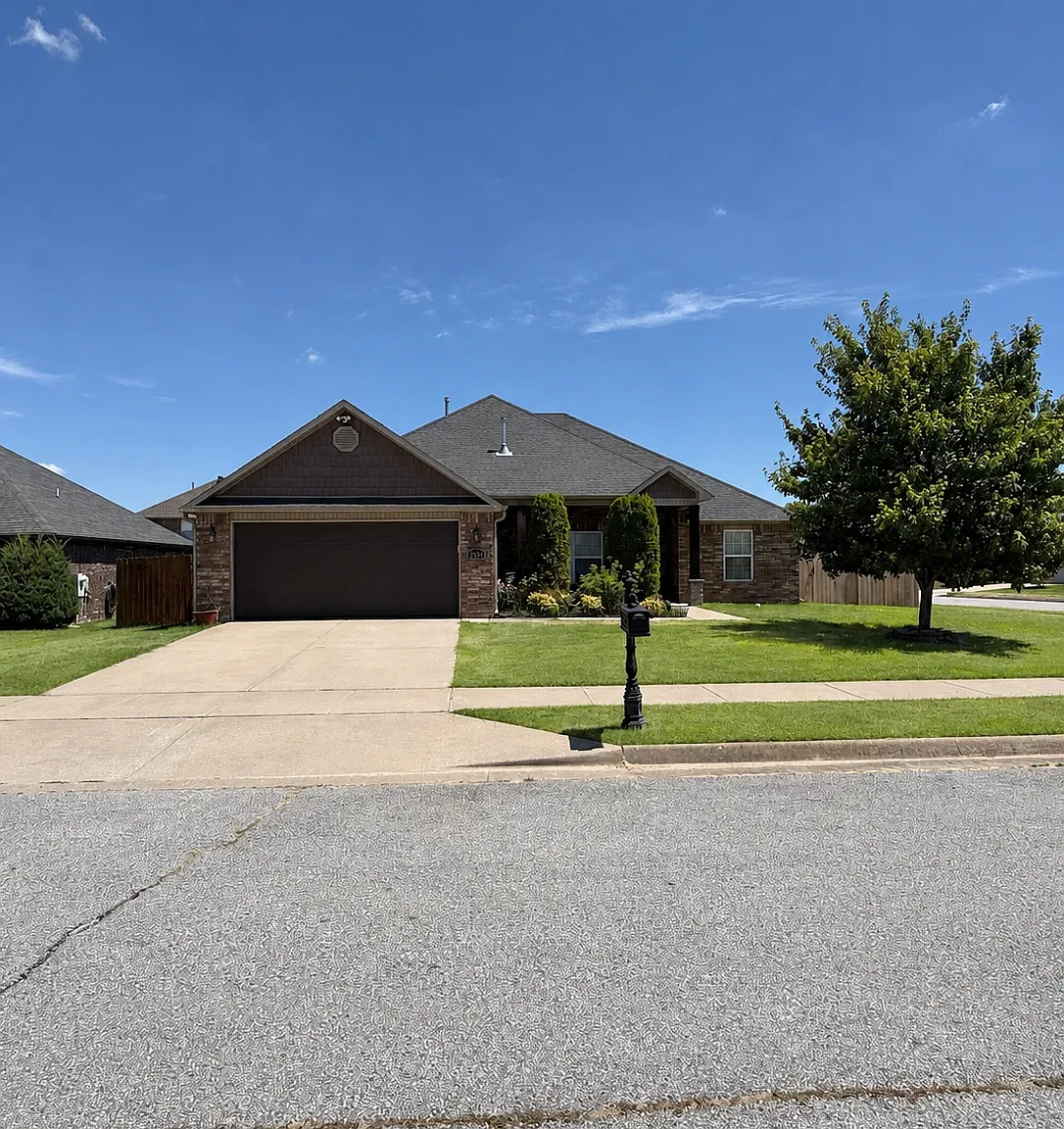 3 bed, 2008 sqft, $2,150 — Photo 1
