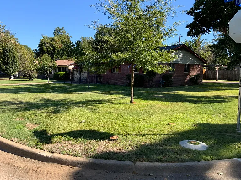 713 Clover Park Dr — Photo 4