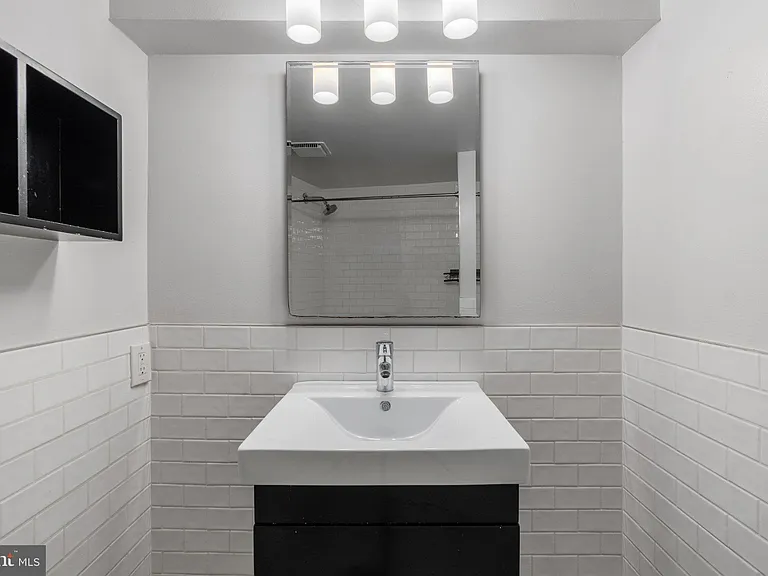 1722 Willard St NW #B — Photo 9