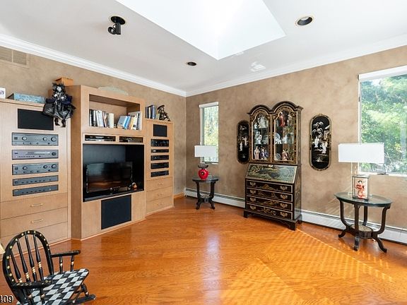 5th image of 17 Chesterfield Dr