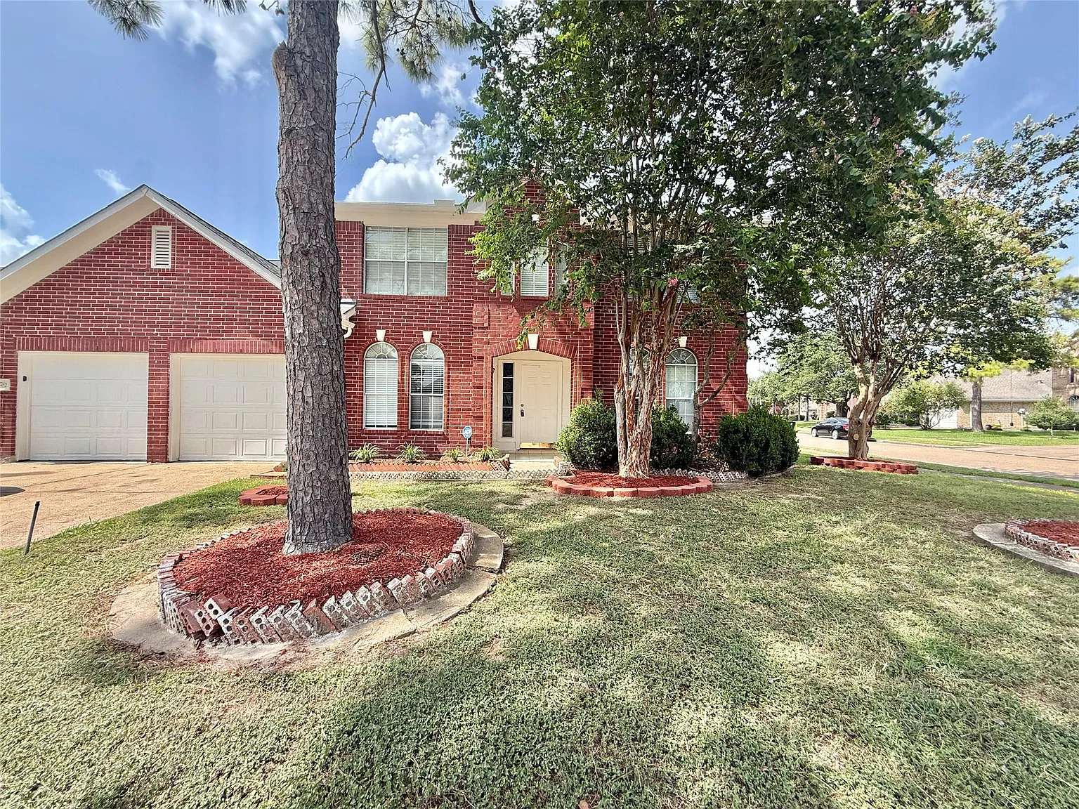 4 bed, 2.5 bath, 2757 sqft, $2,400 — Photo 3