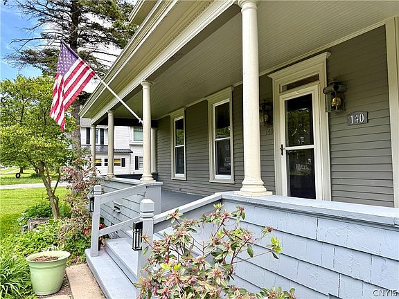 4th image of 140 Maple St